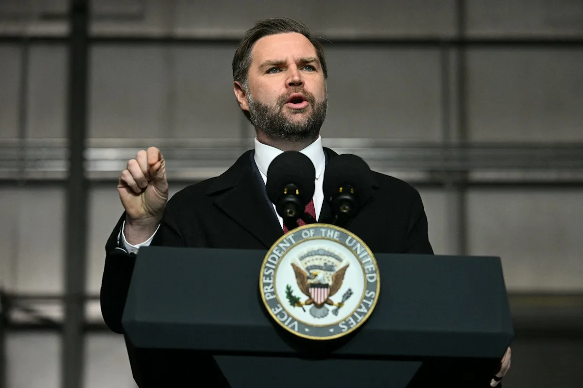 美媒惊讶：万斯一本正经将美国经济比作泰坦尼克号